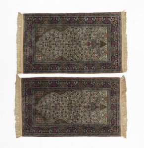 MANIFATTURA DEL XX SECOLO - Coppia di scendiletto da preghiera con motivi a nicchia fittamente decorata a motivi fitomorfi