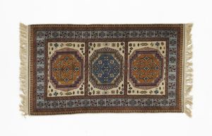 MANIFATTURA DEL XX SECOLO - Tappeto con tre medaglioni a disegno geometrico nei toni dell'azzurro e dell'arancio in campo crema, incorniciati da fascia esterna