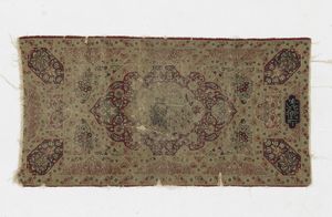 MANIFATTURA PERSIANA - Tappeto nei toni del bruno e del rosso con medaglione centrale raffigurante un pavone