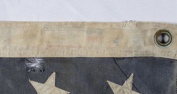 . : Bandiera americana originale della Seconda Guerra Mondiale recuperata ad Anzio dopo lo sbarco degli alleati sulle coste italiane. Stati Uniti, prima met del XX secolo.  - Asta Asta 450 | WUNDERKAMMER, CURIOSITIES & ETNOGRAFICA - A GENTLEMAN' S CABINET OF CURIOSITIES Online - Associazione Nazionale - Case d'Asta italiane
