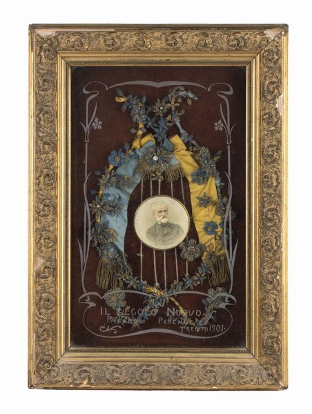 . : Bacheca datata 1901 dedicata al maestro Giuseppe Verdi con tanto di coccarde e ritratto centrale.  - Asta Asta 450 | WUNDERKAMMER, CURIOSITIES & ETNOGRAFICA - A GENTLEMAN' S CABINET OF CURIOSITIES Online - Associazione Nazionale - Case d'Asta italiane