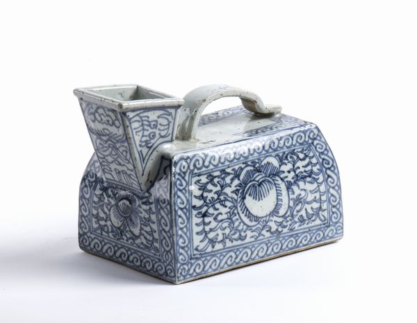 . : Versatoio o urinale in porcellana. Cina, XIX sec.  - Asta Asta 450 | WUNDERKAMMER, CURIOSITIES & ETNOGRAFICA - A GENTLEMAN' S CABINET OF CURIOSITIES Online - Associazione Nazionale - Case d'Asta italiane
