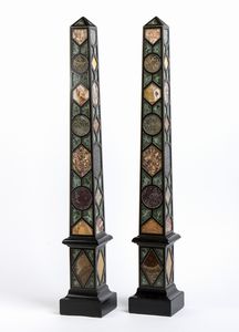 . - Coppia di obelischi in legno pregiato con campioni di marmi antichi colorati di varie forme e misure. Italia, fine XIX sec.