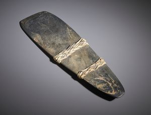 . - Interessante esemplare di ascia manuale proveniente dalla cultura Dani e dalla cultura Langda in Papua Nuova Guinea e prodotte con pietra vulcanica.Irian Jaya, XIX secolo.