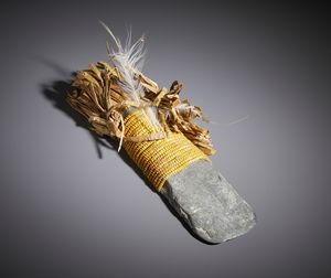 . - Interessante esemplare di ascia manuale proveniente dalla cultura Dani e dalla cultura Langda in Papua Nuova Guinea e prodotte con pietra vulcanica.Irian Jaya, XIX secolo.