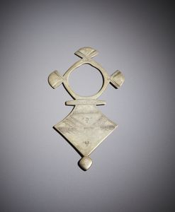 . - Ciondolo in argento con croce di Agades proveniente dalla cultura Tuareg. Nigeria, XIX secolo.