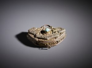 . - Borsa porta tabacco in cuoio, pietra dura, argento e fibre. Mongolia, XIX secolo.