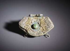 . - Borsa porta tabacco in cuoio, pietra dura, argento e fibre. Mongolia, XIX secolo.