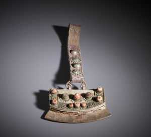 . - Ornamento da cintura in cuoio, bronzo e argento. Mongolia, XIX secolo.