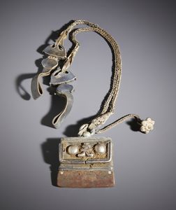 . - Ornamento da cintura in cuoio, bronzo e argento. Mongolia, XIX secolo.