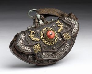 . - Borsetta porta tabacco in cuoio e argento, completa di acciarino. Mongolia, XIX secolo.