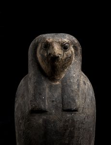 . - Sarcofago in legno completo di coperchio e base (o serbatoio) rappresentante il Dio Horus.Egitto Antico, epoca Saita (VIII-VI sec a.C.).