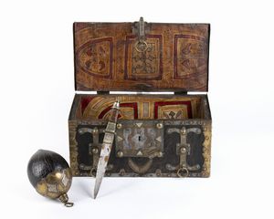 . - Lotto composto da scatola con corredo Tuareg e scettro Ehel. Popolazioni Tuareg di lingua Amazigh. Africa Occidentale, Regione di Sahel, Mauritania, fine XIX secolo  Inizio XX secolo.