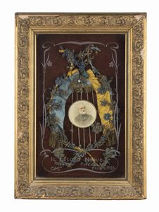 . - Bacheca datata 1901 dedicata al maestro Giuseppe Verdi con tanto di coccarde e ritratto centrale.