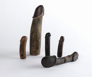 . - Collezione di cinque falli votivi provenienti dalla zona del Bhutan.Bhutan, XIX-XX secolo.