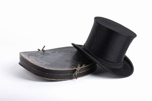 . - Cappello a cilindro meccanico di manifattura francese completo di custodia originale. Parigi, XIX secolo.