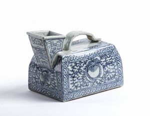 . - Versatoio o urinale in porcellana. Cina, XIX sec.