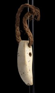 . - Raro ornamento in osso e fibre vegetali, probabilmente usato come pendente da collo. Isole Marchesi, Hiva Oa, XIX secolo.
