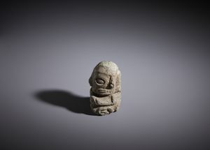 . - Idolo o Tiki scolpito in pietra lavica proveniente dalla cultura polinesiana ''Nuku Hiva''. Isole Marchesi, XVIII secolo.
