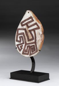 . : Bellissima conchiglia copri fallo proveniente dalla cultura aborigena australiana. Australia, XIX secolo.  - Asta Asta 450 | WUNDERKAMMER, CURIOSITIES & ETNOGRAFICA - A GENTLEMAN' S CABINET OF CURIOSITIES Online - Associazione Nazionale - Case d'Asta italiane