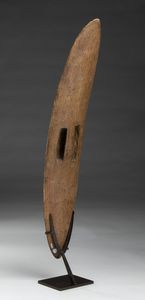 . - Scudo da caccia in legno scolpito con i tipici disegni geometrici propri della cultura aborigena di Cobram. Australia, Isole Quinn, XIX secolo.