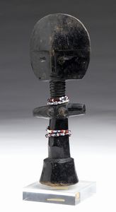 . - Bambola Ashanti (o Aku'a Ba) in legno scuro, arricchita con perline colorate. Ghana, cultura Ashanti, inizi XX secolo.
