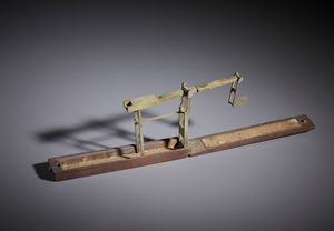 . - Bilancia inglese Wilkinson in legno, metallo e carta. Sulla carta antica notiamo la parola Liverpool che ne indica la provenienza. Inghilterra XIX secolo.