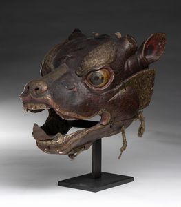 . - Pregiata maschera zoomorfa in legno proveniente dalla cultura Assam in Tibet. Tibet, XIX secolo.