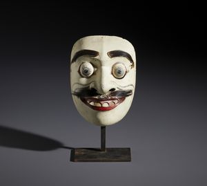 . - Maschera con base in legno dipinto, madreperla e metallo. Indonesia, inizi XX secolo.