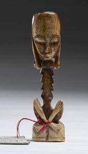 . - Scultura rituale e votiva in osso adoperata per la pesca. Proveniente dalla cultura Sarawak. Borneo, XIX secolo.