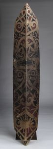. - Scudo Dayak in legno policromo, arricchito dalle belle geometrie e dai disegni grotteschi tipici del popolo Dayak. Borneo, inizi XX secolo.