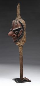 . - Burattino Vanuatu composto da fibre di felce e fango,  dipinto con pigmenti naturali. Melanesia, cultura Vanuatu, inizi XX secolo.