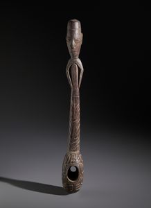 . - Pestello scolpito in legno proveniente dalla cultura Asmat. Papua Nuova Guinea, inizi XX secolo.