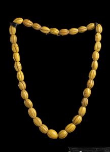 . - Collana di perle veneziane in vetro. Melanesia, cultura di Biak, XIX sec.
