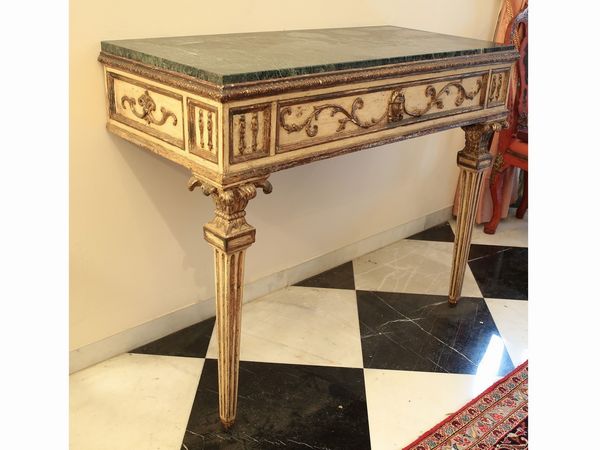 Coppia di console in legno laccato e in parte dorato a mecca  - Asta Casa Lazzi - parte prima Arredi, dipinti, vetri di Murano, curiosit� - Associazione Nazionale - Case d'Asta italiane