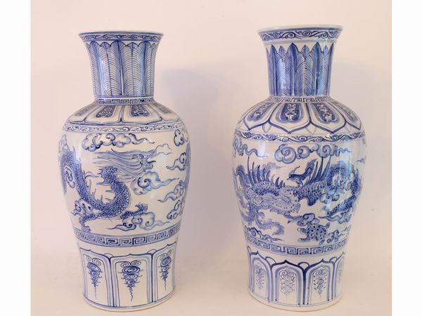 Coppia di vasi in porcellana, Cina, XX secolo  - Asta Casa Lazzi - parte prima Arredi, dipinti, vetri di Murano, curiosit - Associazione Nazionale - Case d'Asta italiane