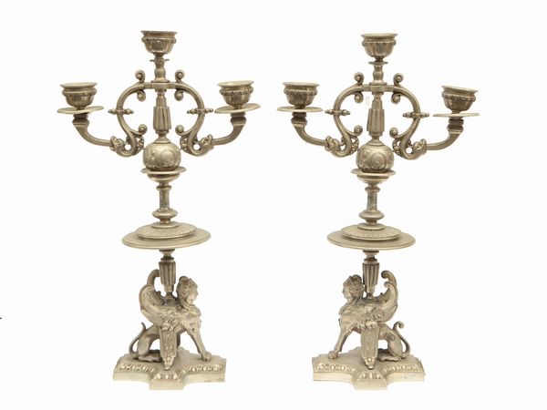Coppia di candelabri eclettici in metallo  - Asta Casa Lazzi - parte prima Arredi, dipinti, vetri di Murano, curiosit - Associazione Nazionale - Case d'Asta italiane