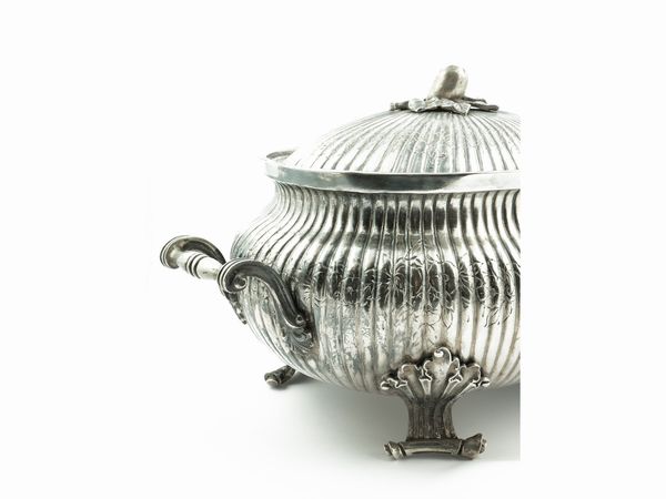 Importante zuppiera in argento  - Asta Casa Lazzi - parte prima Arredi, dipinti, vetri di Murano, curiosit - Associazione Nazionale - Case d'Asta italiane