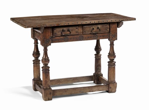 Tavolino in legno di noce  - Asta Importanti Arredi, Maioliche, Sculture e Dipinti Antichi - Associazione Nazionale - Case d'Asta italiane