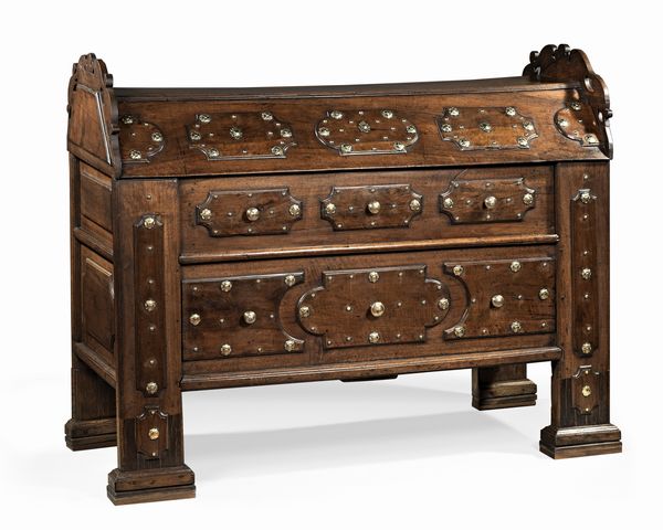 Arcile bolognese in legno di noce  - Asta Importanti Arredi, Maioliche, Sculture e Dipinti Antichi - Associazione Nazionale - Case d'Asta italiane