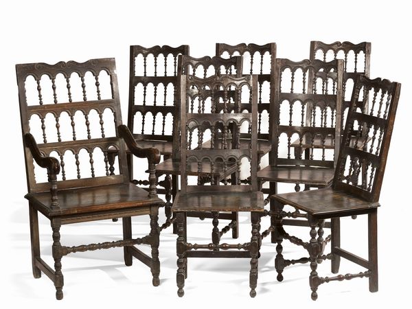 Sette sedie e una poltrona in legno di noce  - Asta Importanti Arredi, Maioliche, Sculture e Dipinti Antichi - Associazione Nazionale - Case d'Asta italiane