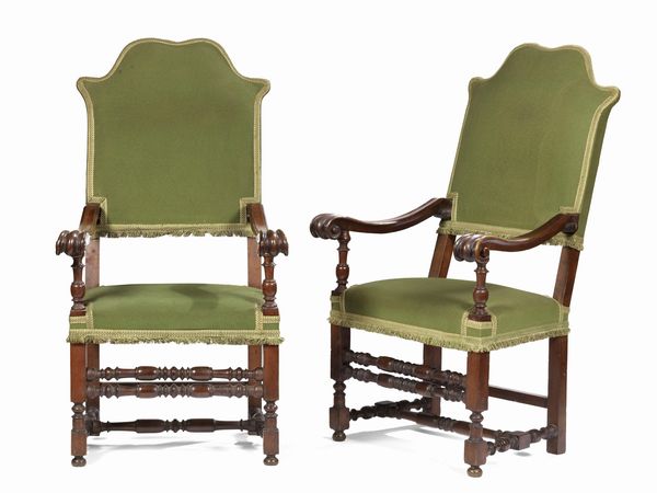 Coppia di seggioloni in legno di noce intagliato  - Asta Importanti Arredi, Maioliche, Sculture e Dipinti Antichi - Associazione Nazionale - Case d'Asta italiane