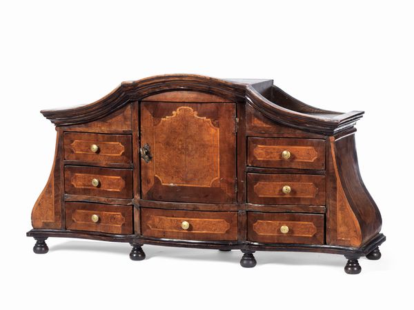 Piccolo stipo lastronato in legno di noce e radica con filetti in legno chiaro  - Asta Dipinti e Sculture del XIX e XX secolo - Associazione Nazionale - Case d'Asta italiane