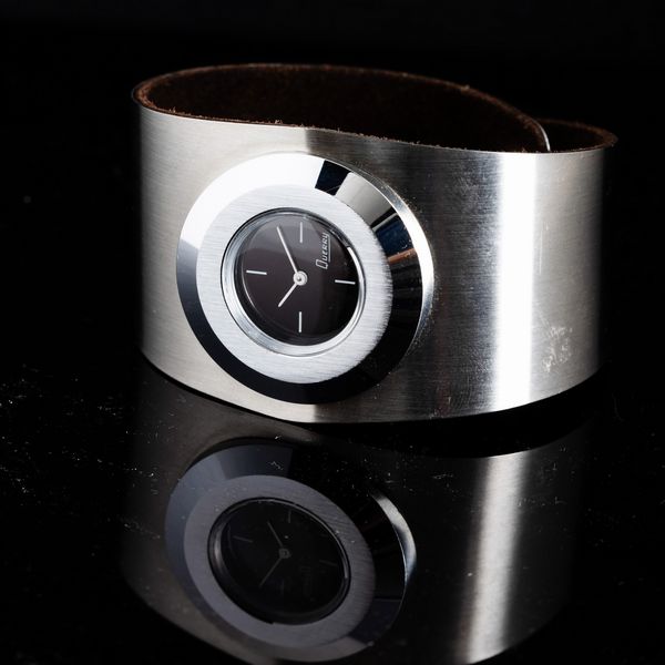 Querry : Orologio di Design anni '70 con bracciale a fascia integrato, quadrante nero con indici e lancette a contrasto, 34 mm  - Asta Watches - Associazione Nazionale - Case d'Asta italiane