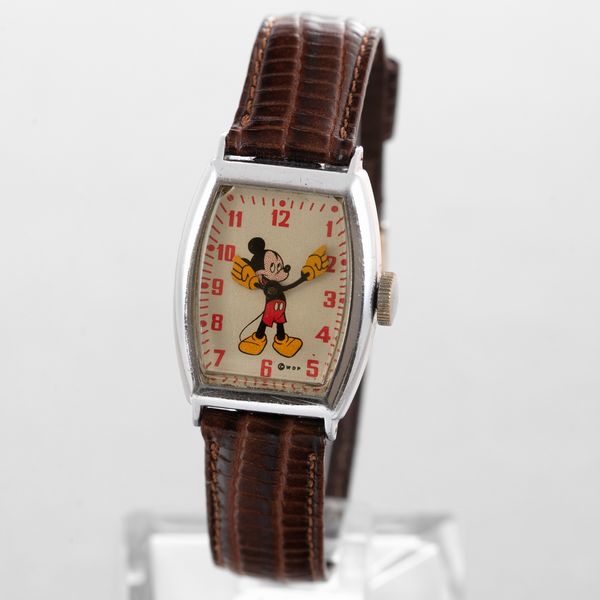 WALT DISNEY : Mickey Mouse, forma tonneau in metallo cromato, carica manuale, quadrante argento personalizzato con figura di Mickey Mouse, lancette a forma di braccia del personaggio, 26 mm, 1960 circa  - Asta Watches - Associazione Nazionale - Case d'Asta italiane