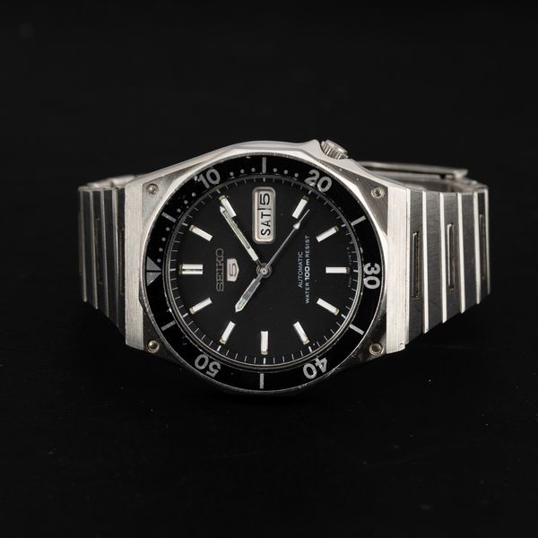 SEIKO : Diver automatico in acciaio con ghiera girevole e indicazione di giorno e data, quadrante nero opaco con corona ad ore 4, 36 mm  - Asta Watches - Associazione Nazionale - Case d'Asta italiane