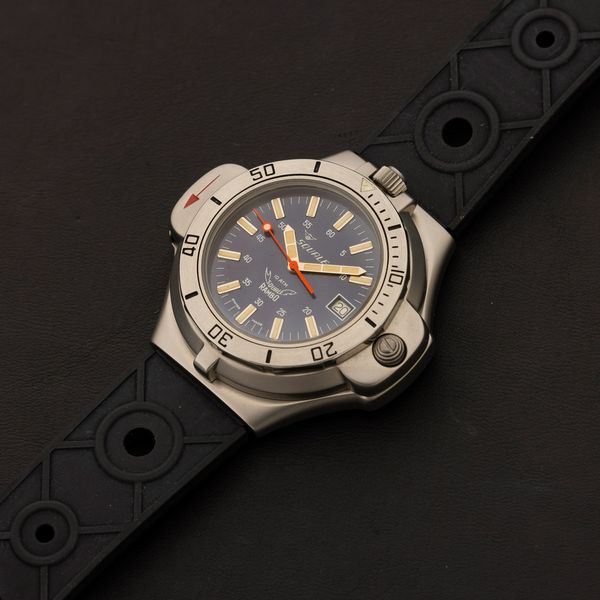 SQUALE : Rambo in acciaio satinato, movimento al quarzo, quadrante blu con indici luminosi e indicazione della data, cinturino in gomma, 43x47 mm  - Asta Watches - Associazione Nazionale - Case d'Asta italiane