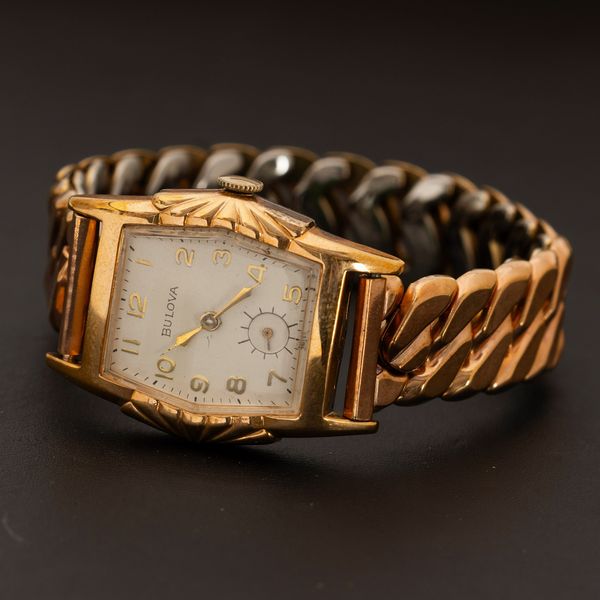 Bulova : Orologio da donna laminato con bracciale elastico, carica manuale, quadrante argent�, 38x28 mm  - Asta Watches - Associazione Nazionale - Case d'Asta italiane