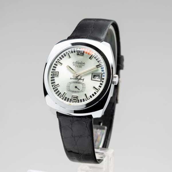 Newton Besançon : Newton Besan�on shockproof cassa in metallo con fondo a vite in acciaio, carica manuale, quadrante Argent� con datario e secondi al sei, cinturino in pelle, 35 mm, 1970 circa  - Asta Watches - Associazione Nazionale - Case d'Asta italiane