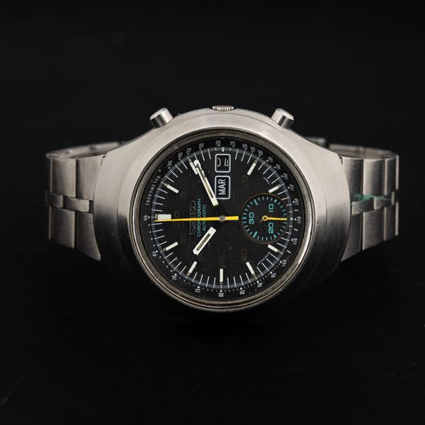 SEIKO : Helmet cronografo automatico in acciaio, indicazione di giorno e data, quadrante nero opaco con lancetta gialla, 39 mm  - Asta Watches - Associazione Nazionale - Case d'Asta italiane